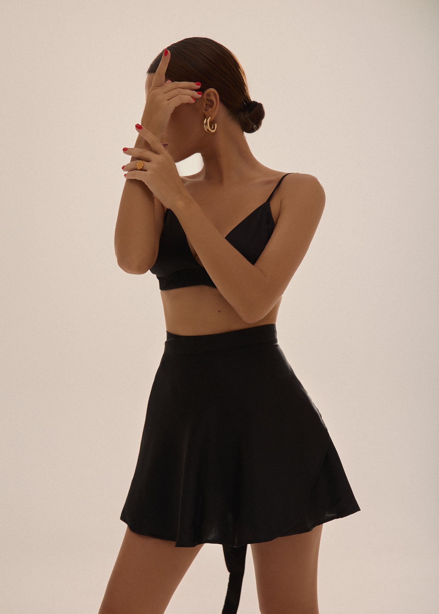 Silk suit with skirt & bra black