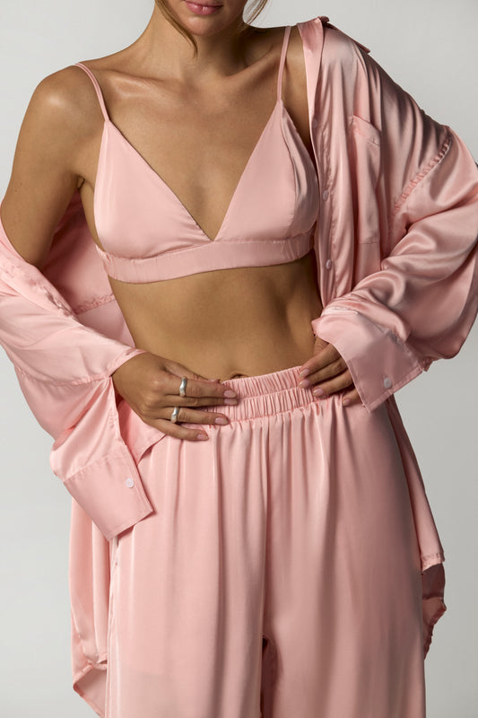alt="Woman wearing silk suit in Uluwatu, Bali